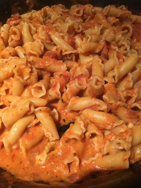 campanelle alla vodka – sincerely surleen Munchie Meals, Campanelle Pasta Recipes, Campanelle Pasta, Pasta Tomato, Kid Meals, Tomato Cream Sauce, Pasta Varieties, Vodka Pasta, Alla Vodka