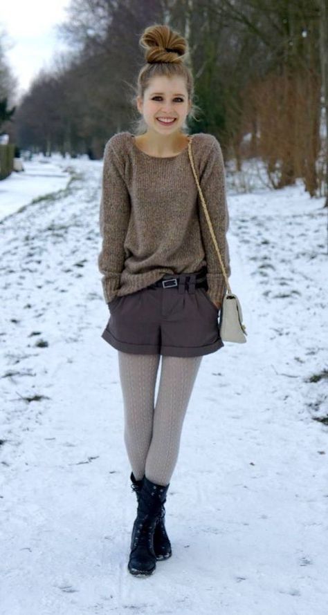 Simple Street Style Ideas How To Wear Shorts In Cold Weather 2020 Winter Outfits Tights, Shorts In Winter, Winter Shorts Outfits, Cute Outfits With Shorts, Simple Street Style, Grey Tights, Shorts Tights, Tights Fashion, Knit Tights