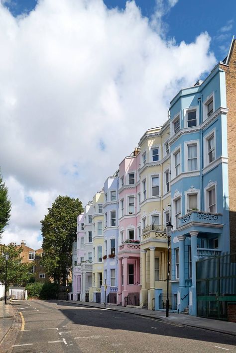 Famous Pasel painted house of Colville Terrace in Notting Hill. Tourist attraction for many visiting Portobello Road and Notting Hill Gate in London -- NO PARKED CARS-- Notting Hill Wallpaper, House In Notting Hill, Notting Hill Art, Notting Hill Coloured Houses, London Aesthetic Notting Hill, Portobello Road, Pastel House, House Painting, Pastel