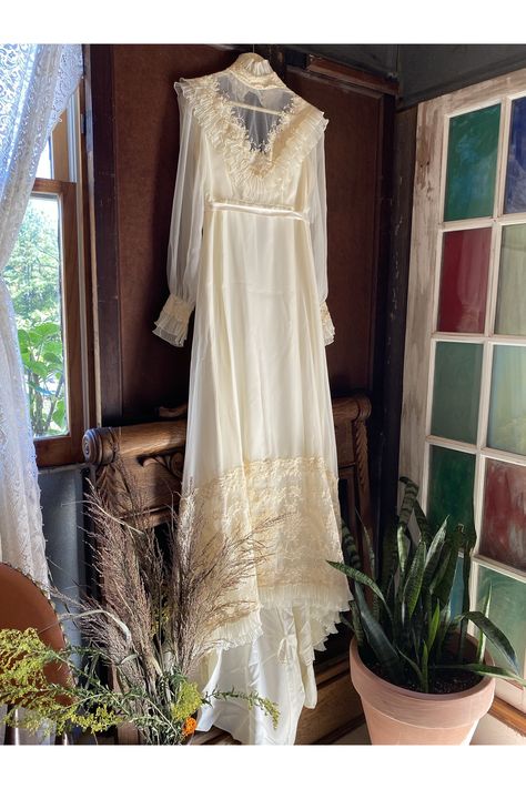 Wedding Dress Champagne Color, Dress Champagne Color, 70s Wedding Dress, 1970s Wedding, 70 Outfits, Funky Wedding, Edwardian Wedding, Wedding Dress Color, Retro Mirror