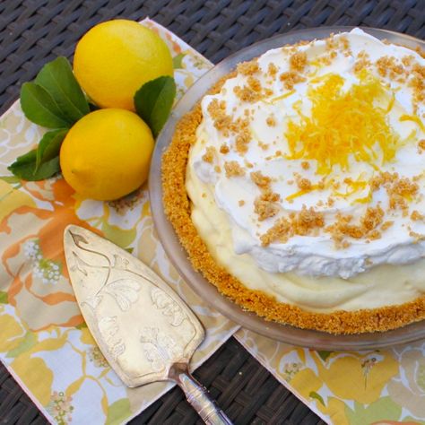 Chiffon Pie Recipe, Lemon Chiffon Pie, Chiffon Pie, Air Lemon, Lemon Pie Recipe, Lemon Custard, Sweetened Whipped Cream, Lemon Cake Recipe, Lemon Chiffon