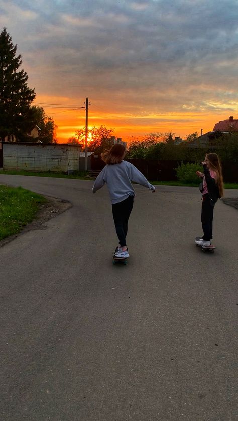 Skating Sunset Aesthetic, Summer Skateboard Aesthetic, Skateboard Picture Ideas, Skate Bord Aesthetic, Aesthetic Skateboard Photos, Skate Boarding Aesthetic, Talented Aesthetic, Sunset Skateboarding, Skateboard Sunset