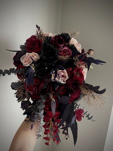 Dark Floral Wedding Bouquets, Gothic Wedding Flowers Centerpieces, Gothic Bride Bouquet, Gothic Wedding Flower Arrangements, Red Black And White Flower Arrangements, Burgundy Celestial Wedding, Dark Red And Black Bouquet, Dark Nature Wedding Theme, Goth Wedding Flower Arrangements