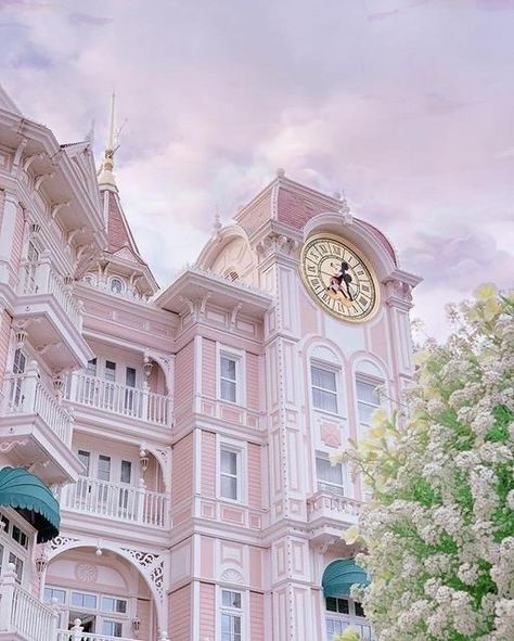 Disneyland Hotel Paris, Disney Village, Disneyland Castle, Disney Paris, Pink Wallpaper Girly, Disneyland Pictures, Disneyland Hotel, Disney Collage, Paris Images