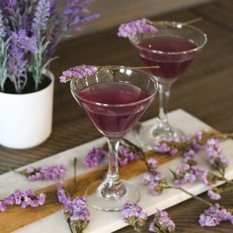 Lavender Martini - The Wanderlust Kitchen Strawberry Jalapeno Margarita, Caramel Apple Martini, Lavender Martini, Lavender Cocktail, Cranberry Vodka, Apple Martini, Lavender Syrup, Classic Martini, Martini Recipe