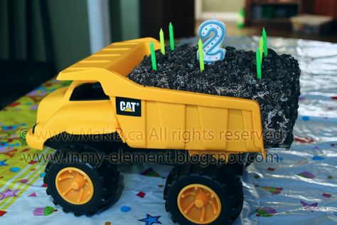 Dump Truck Birthday Cake, Truck Costume, Dump Truck Cakes, Truck Birthday Cake, Cake Decorating For Kids, Dump Truck Birthday Party, 4de Verjaardag, Truck Birthday Cakes, Dump Truck Birthday