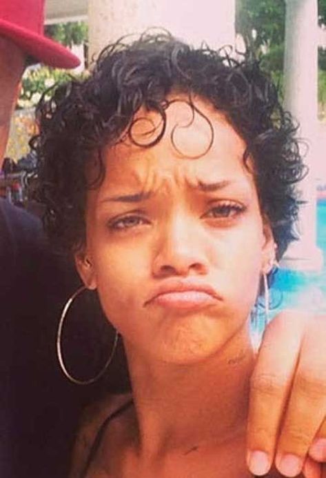 Curly Hair Pics, Rihanna Short Hair, Pelo Color Vino, Curly Hair Trends, Curly Pixie Haircuts, Hair Pics, Long Hair Tips, Curly Pixie Cuts, Curly Pixie