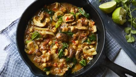 Bhaji means ‘fried vegetables’ in Hindi and this mushroom bhaji is a quick, easy and colourful vegan curry dish for a midweek meal or Friday night treat. Easy Meat Dishes, Mushroom Bhaji, Indian Mushroom, Onion Bhajis, Recipe Mushroom, Curry In A Hurry, Cooking Basmati Rice, Bhaji Recipe, Quick Vegetarian Meals