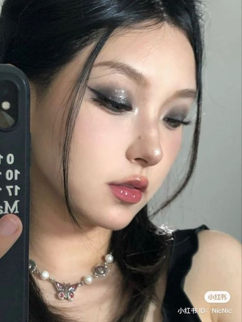 Douyin New Year Makeup, Smokey Eye Douyin Makeup, Grey Douyin Makeup, Korean Smoky Makeup, Douyin Smokey Makeup, Smokey Douyin Makeup, Silver Douyin Makeup, Douyin Smokey Eye, Dark Korean Makeup