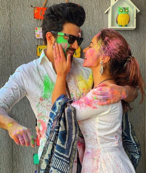 Holi Aesthetic Couple, Holi Photoshoot Ideas Couple, Couple Holi Photos, Holi Couple Photoshoot, Holi Couple Pic, Holi Poses, Brekup Pic, Holi Ideas, Holi Shoot