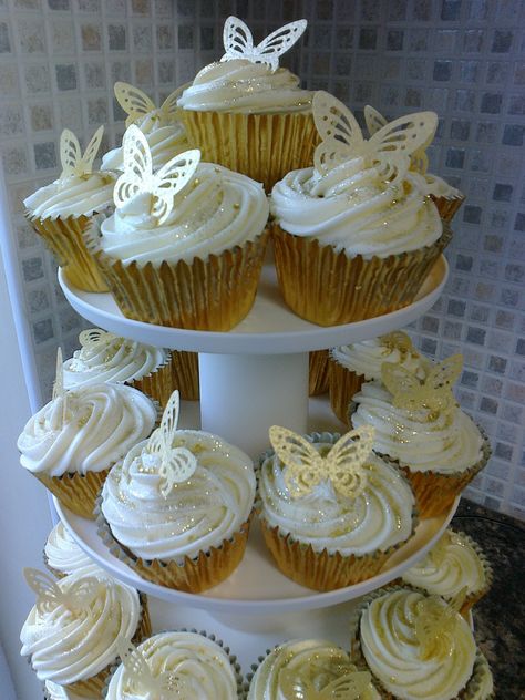 Gold And White Themed Birthday Party, White And Gold Cupcakes, Golden Cupcakes, Golden Birthday Cake Ideas, Wedding Cup Cakes, Gold Cupcake Stand, Gold Theme Birthday, Anniversary Dessert, Golden Birthday Cakes