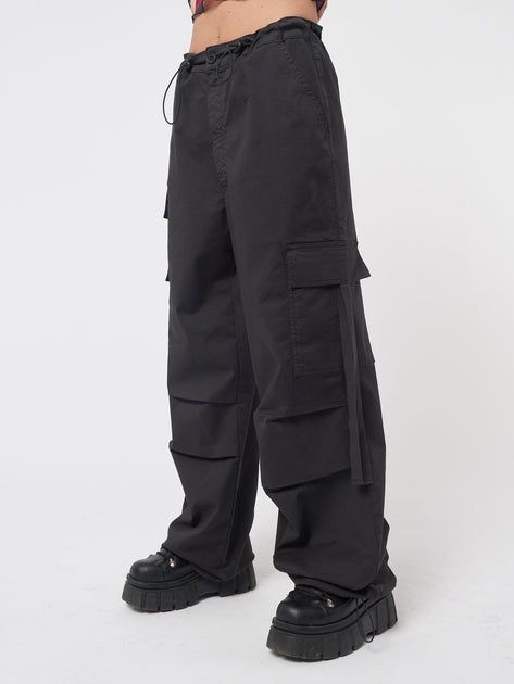 Tech Cargo Pants, Cargo Pants Aesthetic, Sweatshirt Outfit Men, Essential Pants, Retro Trousers, Parachute Cargo Pants, Skate Fits, Parachute Pant, Minga London