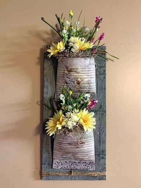 Tin Can Decorations, Can Flowers, Senior Crafts, Painted Tin Cans, Tin Can Flowers, Rustic Decorating, Recycled Tin Cans, Can Art, Tin Can Art