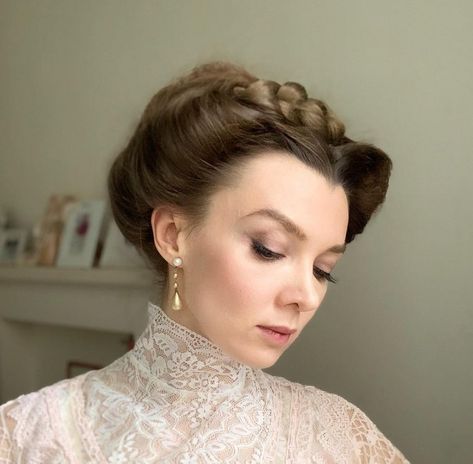 17 Edwardian Hairstyles for Women: Timeless Elegance Redefined Colonial Women Hairstyles, English Hairstyles For Women, Victorian Short Hairstyles, Top Hat Hairstyles, Victorian Style Hair Updo, Edwardian Era Hairstyles, Guilded Age Hairstyle, Edwardian Hair Styles, Victorian Woman Hairstyle