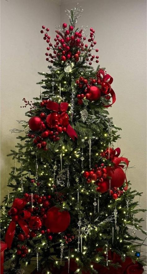 Red And Silver Xmas Tree, Christmas Tree Tinsel, Elegant Christmas Tree Decorations, Christmas Tree Inspo, Pretty Christmas Decorations, Christmas Tree Decorating Themes, Elegant Christmas Trees, Creative Christmas Trees, Christmas Tree Decorations Diy