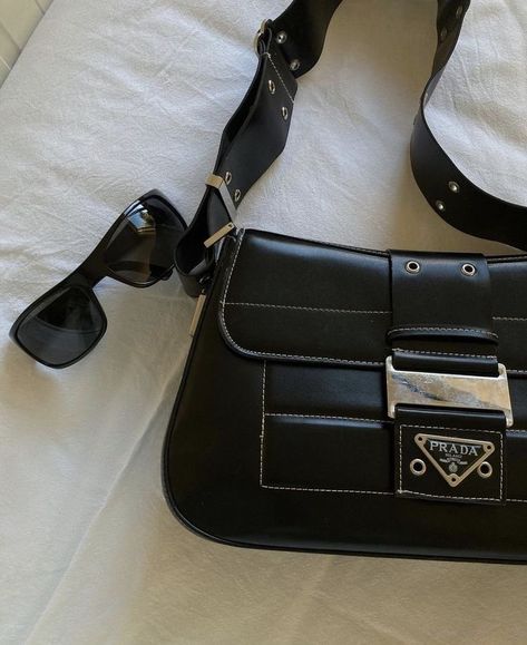 Vintage Prada Bag, Streetwear Accessories, Black Leather Shoulder Bag, Hello You, Vintage Purses, Pretty Bags, Black Tote, Cute Bags, Looks Vintage