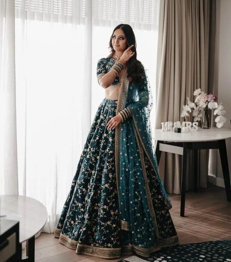 Most brides-to-be are on the lookout for an offbeat colored lehenga that they can opt for. So, here we bring you one of the off-beat and highly trending colors that is having a major moment amongst the brides-to-be. Dark green lehenga is for those brides who want quintessential traditional feels but want to ditch the red. Here Are Some Of The Most Amazing Dark Green Lehenga Designs That We Adore! Dark Green Lehenga Designs That Are Perfect For Pre-Wedding Ceremonies Dark green lehengas actu Indian Wedding Outfits Bridal Lehenga Emerald Green, Emerald Green Lengha Bridal, Dark Green Lengha, Dark Lehenga, Emerald Green Lengha, Green Lehenga Designs, Peacock Green Lehenga, Green Indian Wedding Dress, Emerald Lehenga