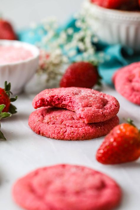 Strawberry Puree Cookies, Strawberry Powder Recipes, Freeze Dried Strawberry Cookies, Deserts With Strawberries, Strawberry Sugar Cookie Recipe, Strawberry Cookie Recipe, Frozen Strawberry Desserts, Fruity Cookies, Sugar Spun Run