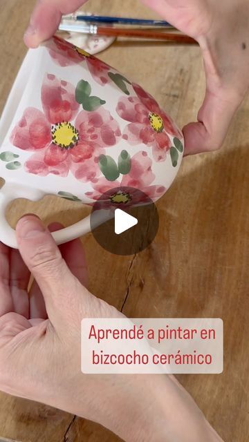 Lauripa on Instagram: "Quedate y Aprendé a pintar con flores 🌺 esta taza en bizcocho cerámico. Si queres saber cómo preparo los pigmentos escribime INFO y te mando un mensajito. Espero que les guste tanto como a mi Lauripa 🩷 #poterieartisanale #ceramics #cerâmica #bizcochoceramico #pigmentospuros #pigment #flores #arte" Pintar Tazas Ceramica Ideas, Ceramics Pottery Mugs, Mug Pottery, Cerámica Ideas, Ceramics Pottery, Pottery Mugs, Clay Pottery, Ceramic Pottery, Ceramics