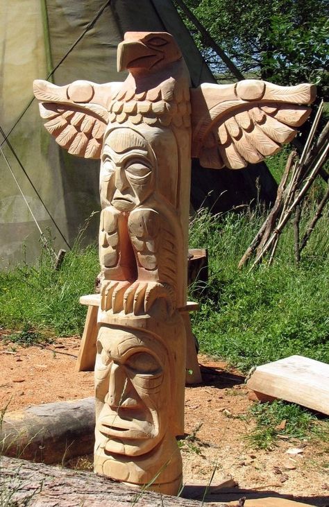 Native American Wood Carvings, Native American Tattoo Art, Native American Totem Poles, Native Drawings, Totem Pole Art, Eagle Totem, Chainsaw Wood Carving, Native American Totem, Wood Sculpture Art