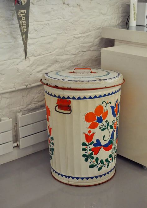 Painted Trash Cans, Painted Furniture Designs, Metal Trash Cans, Whimsical Home, Kitchen Trash Cans, Upcycled Home Decor, Painting Furniture Diy, Blanket Storage, Cheap Decor