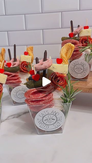 Easy Charcuterie Cups Ideas, Bouquet Charcuterie, Easy Charcuterie Cups, Charcuterie Cups Ideas, Individual Charcuterie Cups, Charcuterie Cup, Cheese And Cracker Tray, Tiny Bites, Charcuterie Cups