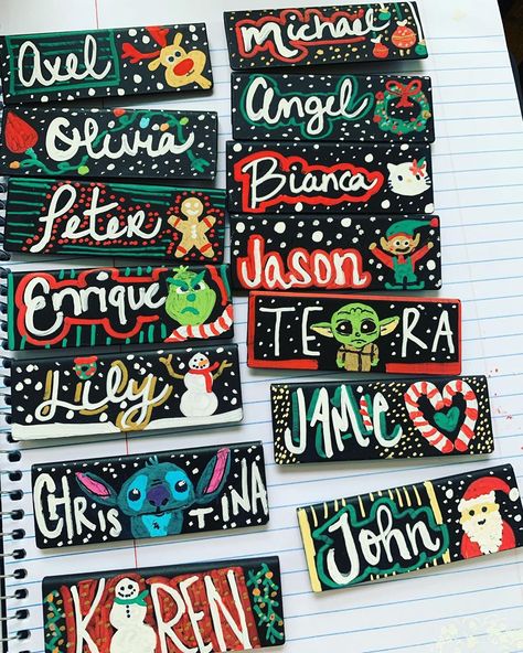 Tera on Instagram: “Made some custom name tags for the holiday, and I’m in love ❤️😍💁🏻‍♀️” Starbucks Christmas Name Tags, Starbucks Holiday Name Tags, Starbucks Name Tags Ideas Christmas, Gift Name Tag Ideas, Tag Names Ideas, Christmas Name Tags Diy, Diy Christmas Name Tags, Cute Name Tag Ideas, Starbucks Nametags Art