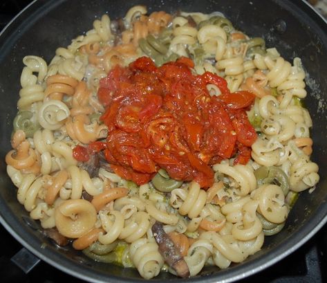 Trottole Pasta Recipes, Trottole Pasta, Vegetable Broth, Homemade Pesto, Tomato Vegetable, Whipping Cream, Cheese Pasta, Mama Mia, Plum Tomatoes