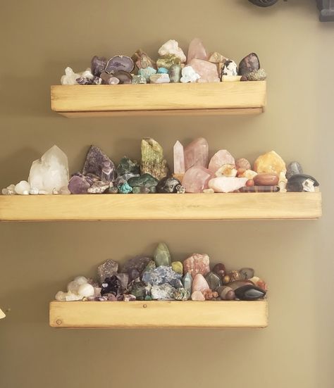 Floating Shelves For Crystals, Healing Crystal Display Ideas, Diy Rock Display, Crystal Display Ideas Rock Collection, Ways To Display Crystals, Shelves For Crystals, Crystal Christmas Decor, Rock Display Ideas Diy, Office Crystals