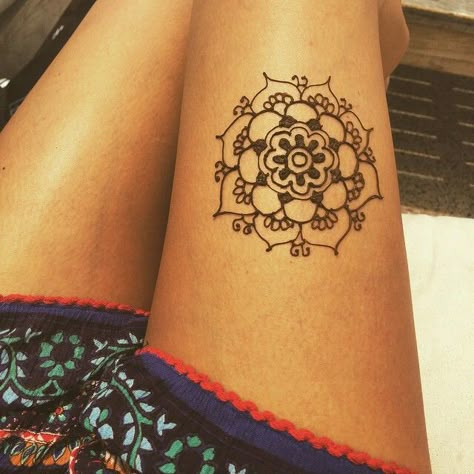 Thigh Henna Simple, Thigh Henna, Mandala Simple, Cinderella Coloring Pages, Mandala Henna, Cute Henna Tattoos, Henna Drawings, Cute Henna, Easy Henna