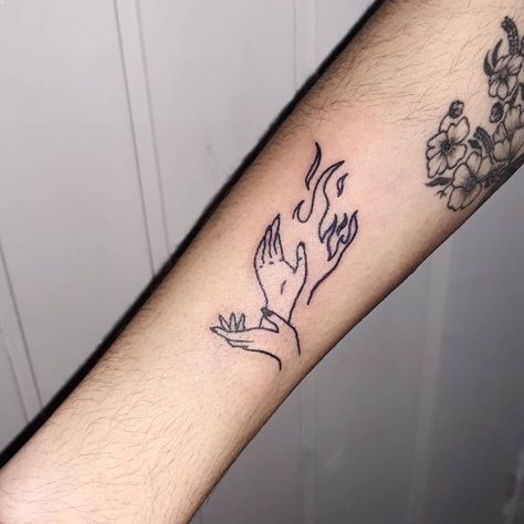 Hand Holding Fire, Holding Fire, Best Friend Tattoo, Tattoo Fine Line, Tattoo On Back, Fire Tattoo, Best Friend Tattoos, Friend Tattoos, Hand Holding