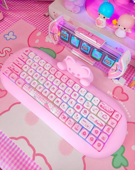 🐱🍓 Yunzii C68 Kitty Pink Keyboard from @yunzii_keyboard ✨ (cute shoots + review ⬇️) 🎀 This is the cutest mechanical keyboard ever, not only is it cute but so functional and of the highest quality. -------------------------- 🛒 Link in bio -------------------------- 📝 Typing on it feels *premium* 🤭. The rounded keycaps are made of a soft material that feels great to use, and the sound of its switches is so poppy! #yunziic68 #yunziikeyboard #keyboard #mechanicalkeyboard #kawaiikeyboard #c... Yunzii Keyboard, Pink Keyboard, Mechanical Keyboard, The Sound, Feeling Great, Soft Material, The Cutest, Keyboard, Link In Bio