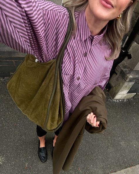 AMY | A very lovely start to September… strolls around Hawkshead 🥀🌿 Shirt & loafers @sessun *pr Trench @sezane *pr Bag @asos | Instagram Autumn Stroll Outfit, 2 Bags Outfit, Stroll Outfit, Fall Fashion Outfits Casual, Aesthetic Bag, Outfit Inso, T Shirt Outfit, Stil Inspiration, Mode Inspo