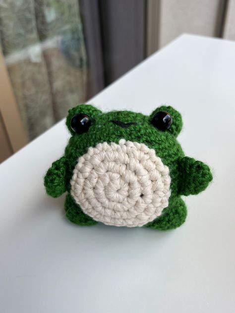 Crochet idea, stuffed toy, green and white, cute frog, free patern, amigurumi, key chain Green Frog Crochet Free Pattern, Cute Green Crochet Ideas, Crochet Green And White, Crochet Green Amigurumi, What To Crochet With Green Yarn, Crochet With Green Yarn, Green Yarn Crochet Ideas, Small Crochet Frog, Green Crochet Ideas