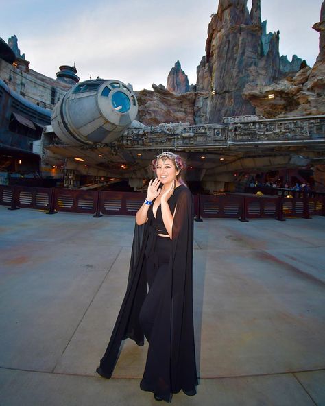 𝑩𝒓𝒆𝒏𝒅𝒂 𝑴𝒐𝒓𝒐𝒔𝒆���🌹🍂 on Instagram: “P a d m e // 🖤✨ • • I’m just a little ole Queen Padme looking for her Anakin (Ya know before he went crazy and wiped out the Jedi temple).…” Padme Amidala Outfits, Padme Amidala Cosplay, Queen Padme, Star Wars Disneybound, Star Wars Land, Disneyland Star Wars, Jedi Temple, Disney Bound Outfits Casual, Galaxys Edge