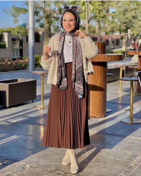 Hijabi Yoga Outfit, Modest Outfits Muslim, Modest Winter Outfits, Outfits Muslim, Modest Girly Outfits, Stylish Outfits Casual, Hijabista Fashion, Classy Skirts, Modest Casual Outfits