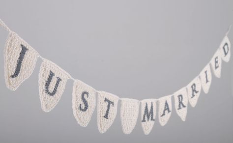 Just married wedding bunting Wedding Bunting Ideas, Crochet Wedding Favours, Wedding Birds, Crochet Bunting, Crochet Garland, Rustic Party, Wedding Bunting, Holiday Banner, Felt Letters