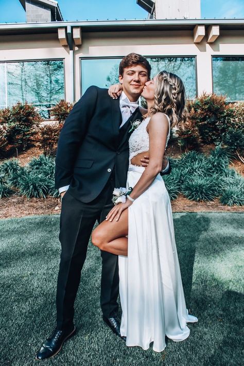 Prom Picture Poses For Couples, Prom Couple Pictures, Couple Prom Pictures, Couples Prom, Prom Photography Poses, Couple Prom, Homecoming Poses, Prom Pictures Couples, Prom Goals