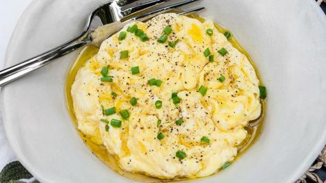 Food Network Chefs, Fluffy Scrambled Eggs, Scrambled Eggs Recipe, Egg Dish, Entree Recipes, Poached Eggs, Omelet, How To Cook Eggs, Scrambled Eggs