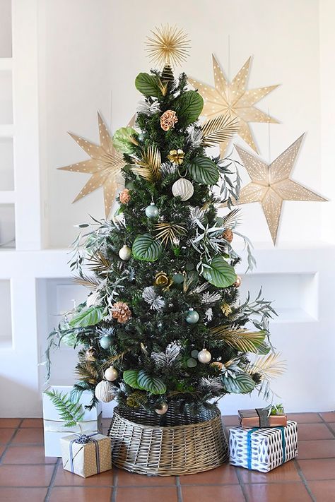 Learn how to style a gorgeous Monochromatic Plant and Nature Inspired Christmas Tree for your home this holiday season. Delineate Your Dwelling #monochromaticchristmastree #naturechristmastree #plantchristmastree Nature Inspired Christmas Tree, Tree Theme Ideas, Christmas Tree Theme Ideas, Monochromatic Nature, Nature Inspired Christmas, Merry And Bright Christmas Tree, Christmas Tree Theme, Paper Star Lanterns, Tree Theme