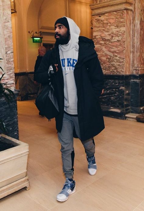 #KyrieIrving wearing Kyrie S1 Hybrid “Vivid Blue” shoes while heading to London and a Duke hoodie. Kyrie Irving Fashion, Kyrie Irving Outfits, League Fits, Nba Funny, Jordan Clarkson, I Love Basketball, Nba Outfit, Nba Fashion, Dapper Style