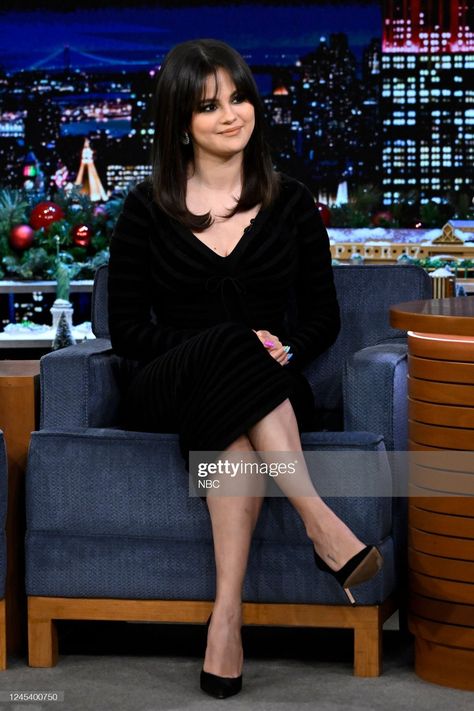 Jimmy Fallon Show Outfits, Selena Gomez Jimmy Fallon, Selena Gomez Curtain Bangs, Selena Gomez Bangs, Selena Gomez Dress, Selena Gomez Short Hair, Tonight Show With Jimmy Fallon, Haircut 2023, Selena Gomez Hair