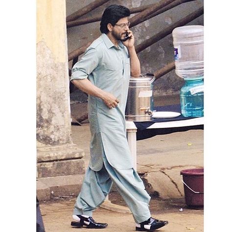 shahrukh khan Raees Srk, Shahrukh Khan Raees, Shah Rukh Khan Movies, Kabir Khan, Gents Kurta Design, Gents Kurta, Mens Kurta Designs, Most Beautiful Wedding Dresses, Mens Casual Outfits Summer