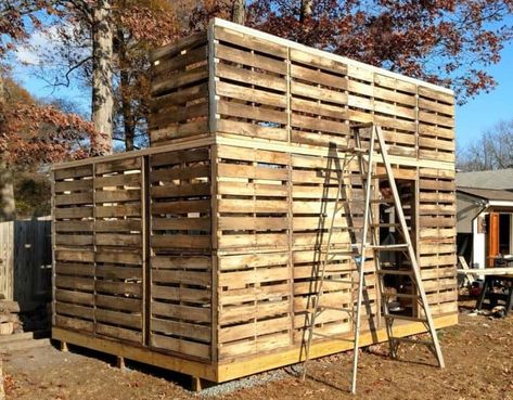 Workshop/Shed Using Pallet Wood and Other Recycled Lumber • 1001 Pallets Building A Shed Cheap Diy, Shed Out Of Pallets, Build A Storage Shed, Building A Wood Shed, Pallet Shed Plans, Pallet Barn, Building A Storage Shed, Pallet Building, Recycling Projects