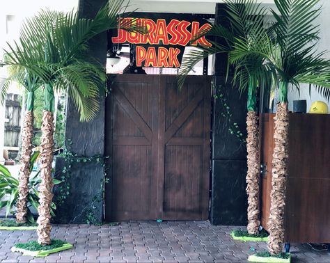 Jurassic World Gate Diy, Jurassic Park Outdoor Decorations, Diy Jurassic Park Gate, Jurassic Park Yard Decor, Diy Jurassic Park Entrance, Jurassic Park Entrance Gate, Jurassic Park Gate, Dinasour Birthday, Dino Party