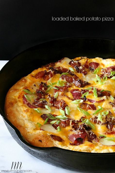 Loaded baked potato pizza combines the world's best flavors - potato, cheese and bacon! Plus you'll love that it's made in a cast iron skillet! Baked Potato Pizza, Pizza Calzone, Potato Pizza, Bacon Pizza, Pizza Roll, Iron Skillet Recipes, Cast Iron Skillet Recipes, Pizza Margherita, Pizza Flavors