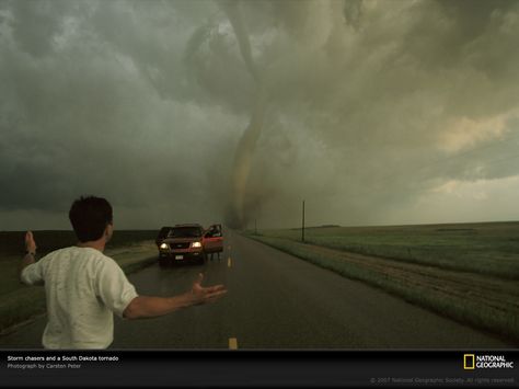 Storm Chase Storm Chaser, Perfect Storm Movie, Storm Chasing Vehicle, Storm Watching, Tornado Chasers, Tornado Pictures, Tornado Alley, Nature Story, Storm Clouds Over Ocean