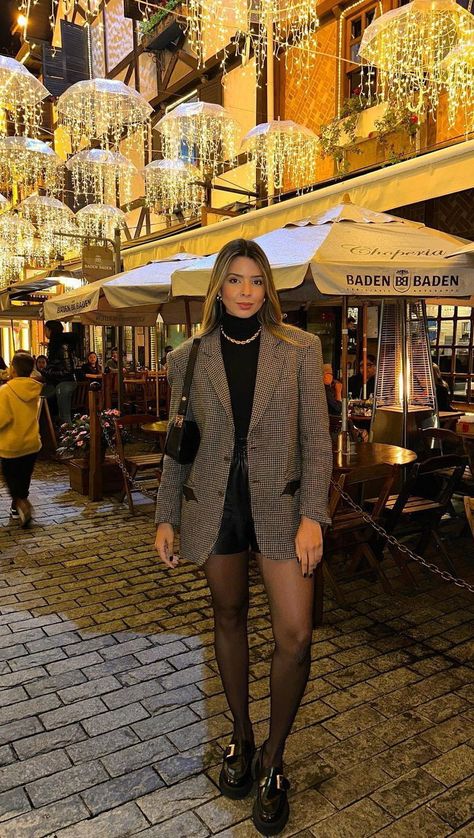 Look básico, e estiloso para o frio para ficar confortável New York Night Outfit, Eurotrip Outfits, Winter Night Outfit, Madrid Outfits, Outfits Nyc, Outfits New York, Ny Outfits, New York Outfits, Outfit Primavera