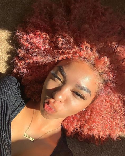 Pink Curly Hair, Peach Hair Colors, Hair Black Women, Dyed Curly Hair, Peach Hair, Hair Color Streaks, Dyed Hair Inspiration, Colored Curly Hair, Dyed Natural Hair