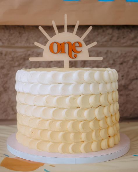 Our little sunshine’s 1st birthday cake ☀️ 📷 : @maremike ❤️ #firstbirthdaycake #cake #cakedesign #firstbirthday #birthdaycake #sunshine #one #firstbirthdayparty #oneyear #cakedecorating #cakedecorator #avyscakes One Year Around The Sun Cake, First Trip Around The Sun Smash Cake, Sun Smash Cake, First Trip Around The Sun Cake, Sunshine Cake Smash, Around The Sun Cake, Baby Smash Cake, Sun Cake, Boys 1st Birthday Cake